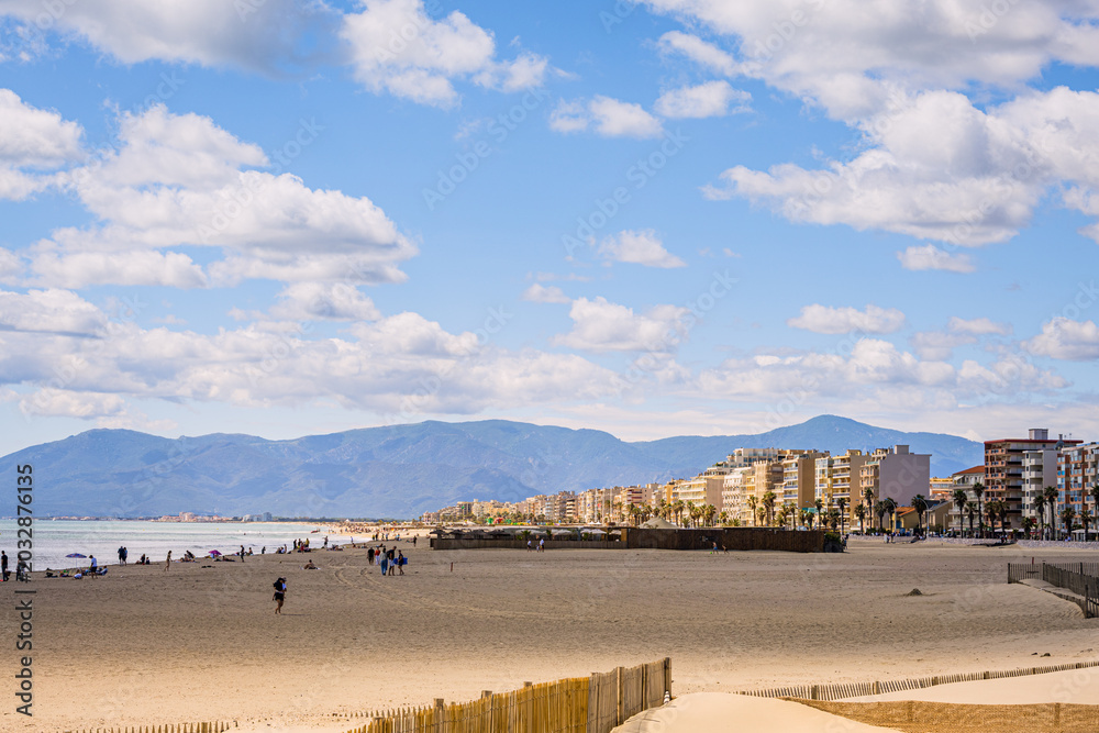 Obraz premium La station balnéaire de Canet-en-Roussillon et sa plage de sable sur la côte méditerranéenne en France