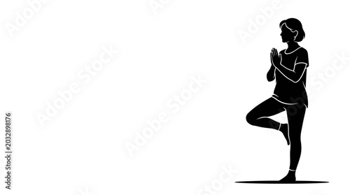 Fotografía A black silhouette of a woman practicing the tree yoga pose.