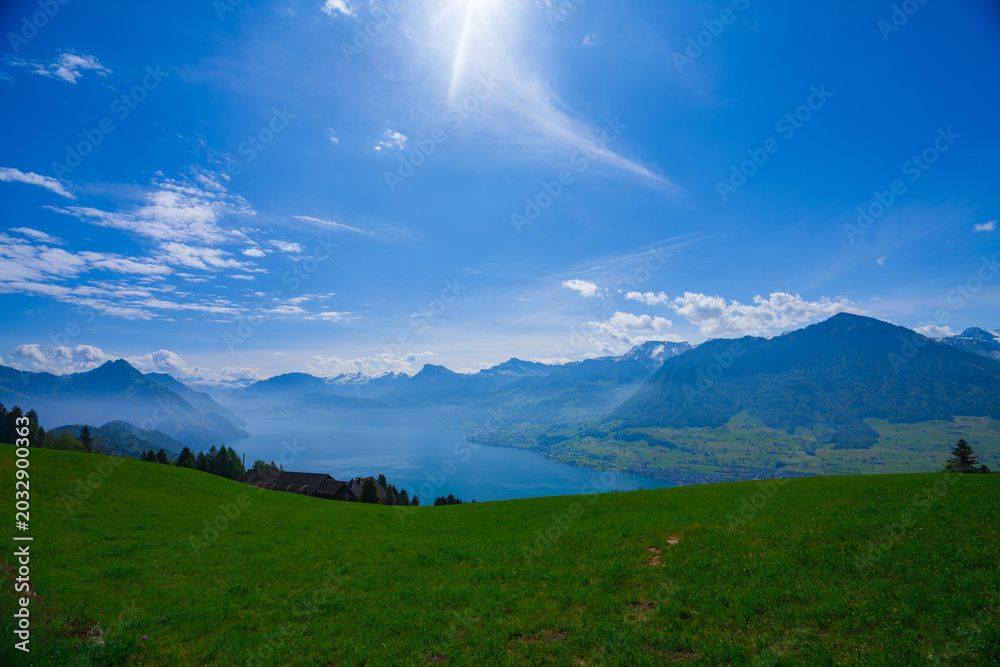 Obraz premium スイスの美しいルツェルン湖を丘から見渡す