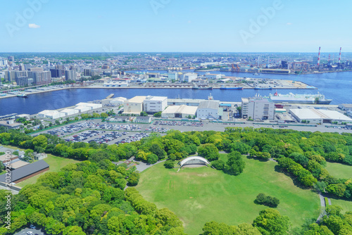 日本の風景・千葉ポートタワーから見た千葉市の街並み｜千葉ポートパーク(円形芝生広場周辺)と蘇我の工業地域