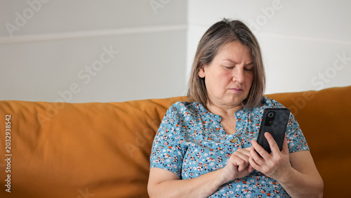 Принти на полотні Women Reading Message