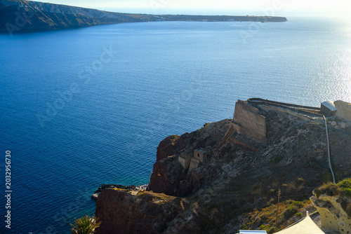 Foto Rocky caldera headland below Oia