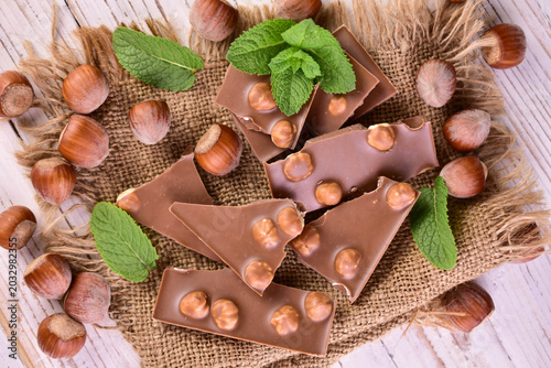 Foto Milk chocolate with hazelnuts. Large polonaise.