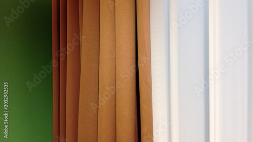Foto Close-up detail of elegant brown blackout curtains combined with soft white sheer curtains in a modern interior setting