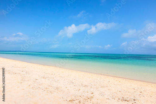 沖縄県竹富島の美しい白い砂浜と透き通るエメラルドグリーンの海　Beautiful white sand beach and crystal clear emerald green ocean in Taketomi Island, Okinawa