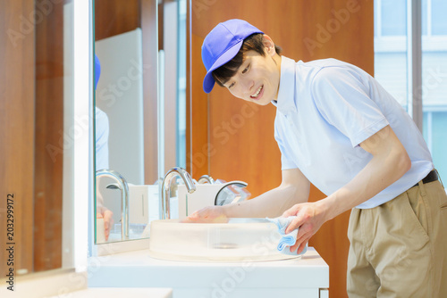 Foto オフィスビルの洗面台の掃除をする若い日本人男性清掃員　撮影協力：学校法人電波学園 東京電子専門学校