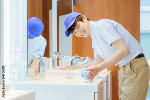 Konstfotografi オフィスビルの洗面台の掃除をする若い日本人男性清掃員　撮影協力：学校法人電波学園 東京電子専門学校