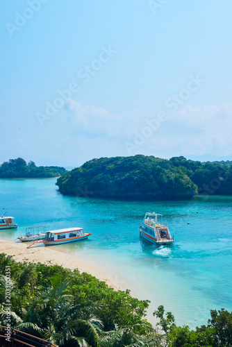 沖縄・石垣島を代表する景勝地「川平湾」の透明な海と白い砂浜　Spectacular view of the clear ocean and white sand at Kabira Bay, Ishigaki Island