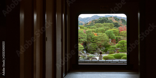 島根県・足立美術館（Adachi Museum of Art）　生の衝立　窓に切り取られた日本庭園と観光客