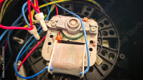 Foto Close‑Up of Electromechanical Component with Wires and Coil