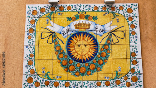 Keramikfliesen an einer Hauswand in Taormina auf Sizilien
