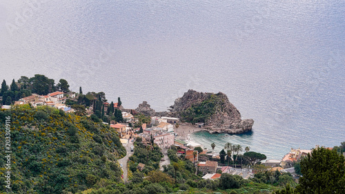 Blick von Taormina auf die charmante Felseninsel Isola Bella auf Sizilien