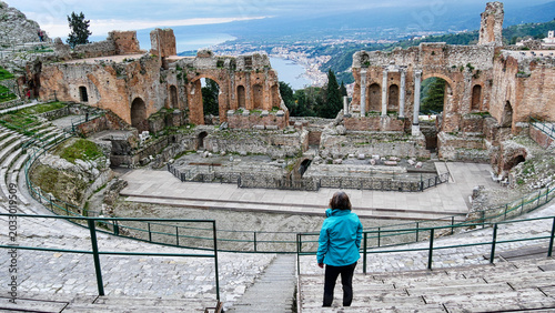 Eine Touristin im Teatro Greco-Romano  in Taormina auf Sizilien