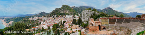 Panoramablick auf das Meer und Taormina vom Teatro Greco-Romano  auf Sizilien