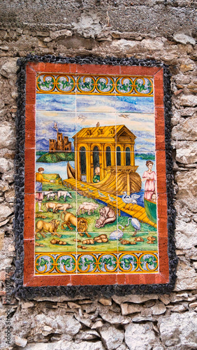 Wandfliesen in Taormine mit der Abbildung der Arche Noah