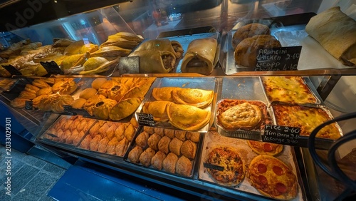 Foto Maltese pastries and baked side dishes in the showcase in Malta island