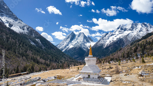 Foto Mount Siguniang Scenic Area is situated in Xiaojin County, Sichuan Province