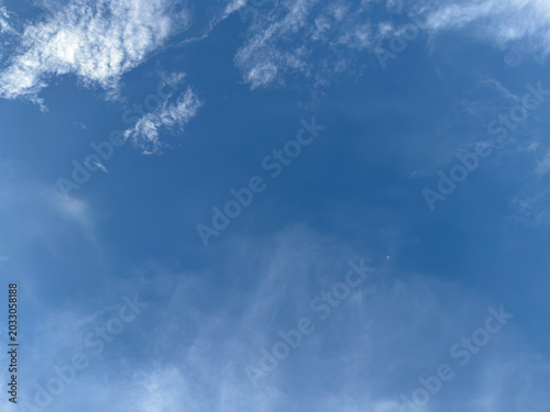 Slika na platnu A vast sapphire canopy textured with whispery, feathery atmospheric filaments dr