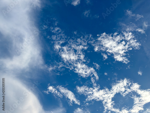 Fotografía Deep blue heavens showcasing a majestic sweep of gossamer vapor and intricate co