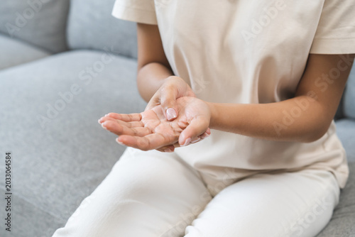 Foto Health care and medical concept, rheumatism asian woman hand pain from cramp, trigger finger, wrist pain touching massaging, hand holding ache joint, arthritis inflammation