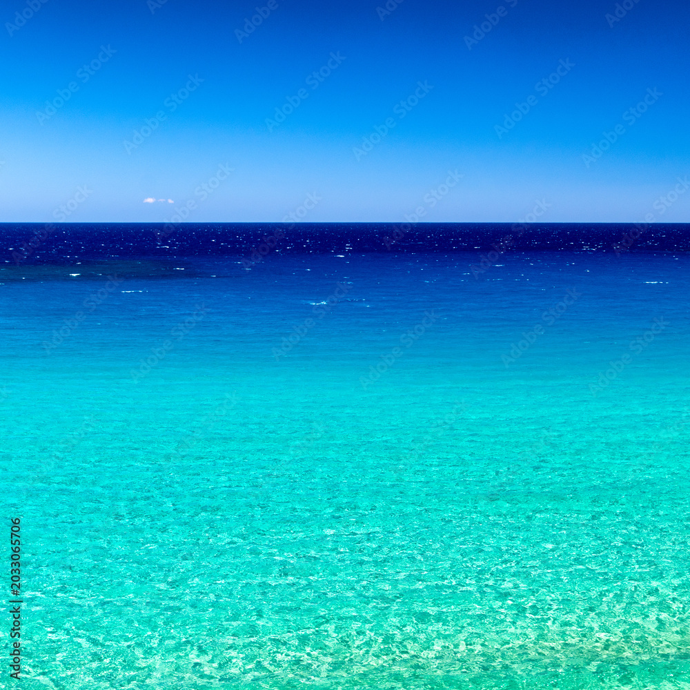 Fototapeta premium Crystal clear turquoise sea and blue horizon during sunny tropical summer day