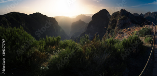 Cuadro en lienzo Bright sun shining over dramatic mountain pass and steep green gorges