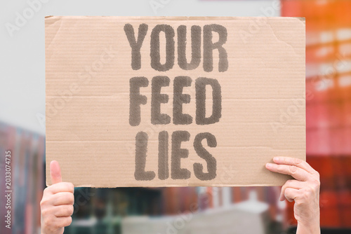 Schilderij op canvas "Your Feed Lies" Algorithmic content distorts reality and hides authentic information
