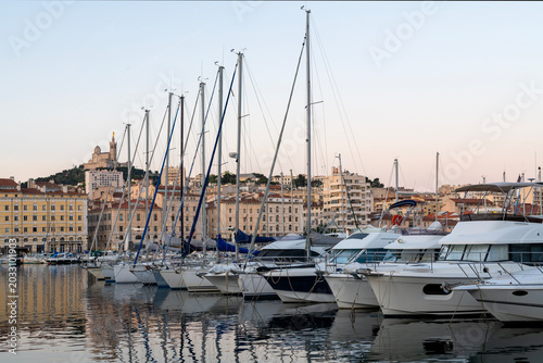 Bateaux et de plaisance amarrés dans le Vieux-Port de Marseille au lever du jour