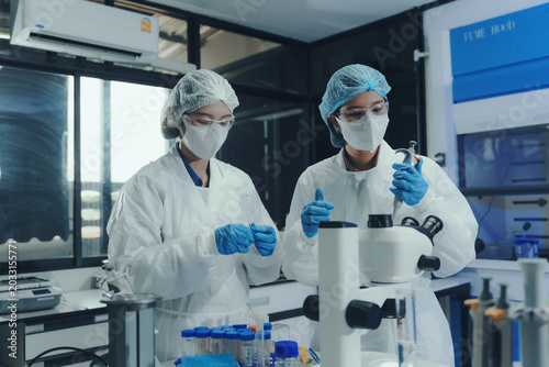Φωτογραφία Researchers wearing protective equipment performing experiments and analyzing sa