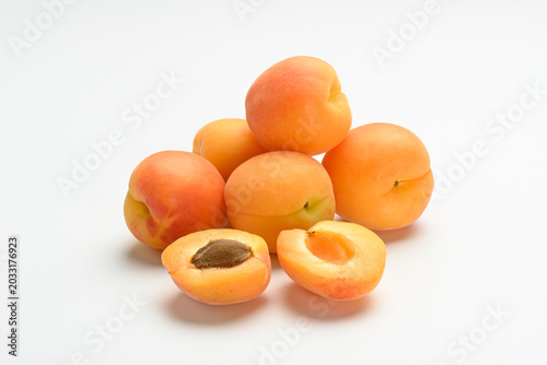 Albaricoques sobre fondo blanco, fruta fresca