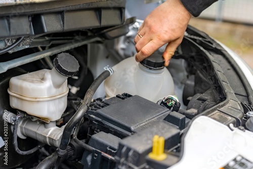 Foto Refilling coolant to prevent engine overheating