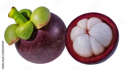 Foto Whole and halved mangosteen fruit with green calyx