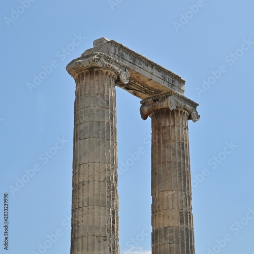 Fotografia Two colossal standing columns with architrave at the Temple of Apollo in Didyma