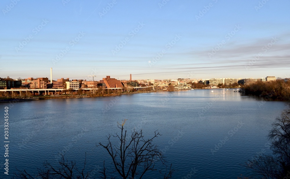 Obraz premium Wide View of the Potomac River and Georgetown Waterfront under a Clear Sky