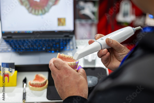 Foto Dental Technician Scanning Tooth Model