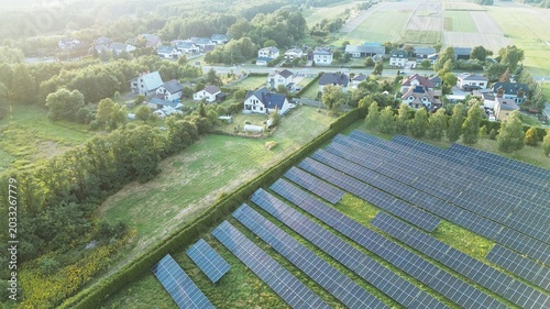 Schilderij op canvas Wooden house equipped with modern solar panels
