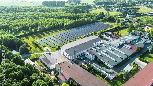 Tableau sur toile Green factory with large solar power array