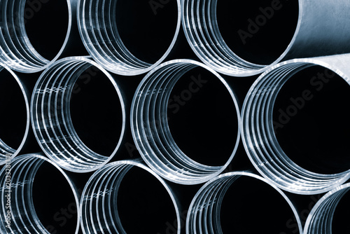 Foto Stacked metal pipes create a tight arrangement