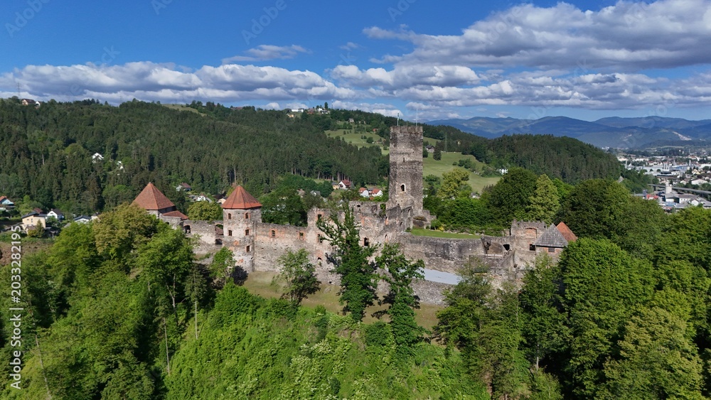 Fototapeta premium Drohnenaufnahmen Burgen der Steiermark, Burgruine Krems, Voitsberg 