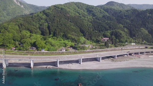 【真横スライド】親不知海岸の高架橋と豊かな緑の山々（ドローン空撮）