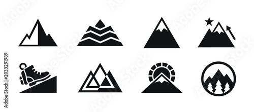 Cuadro en lienzo Minimal Mountain Adventure Logo Set Featuring Outdoor Exploration Peaks Camping