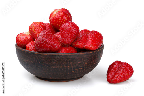 Fotografie Large peeled and washed strawberries in  clay bowl