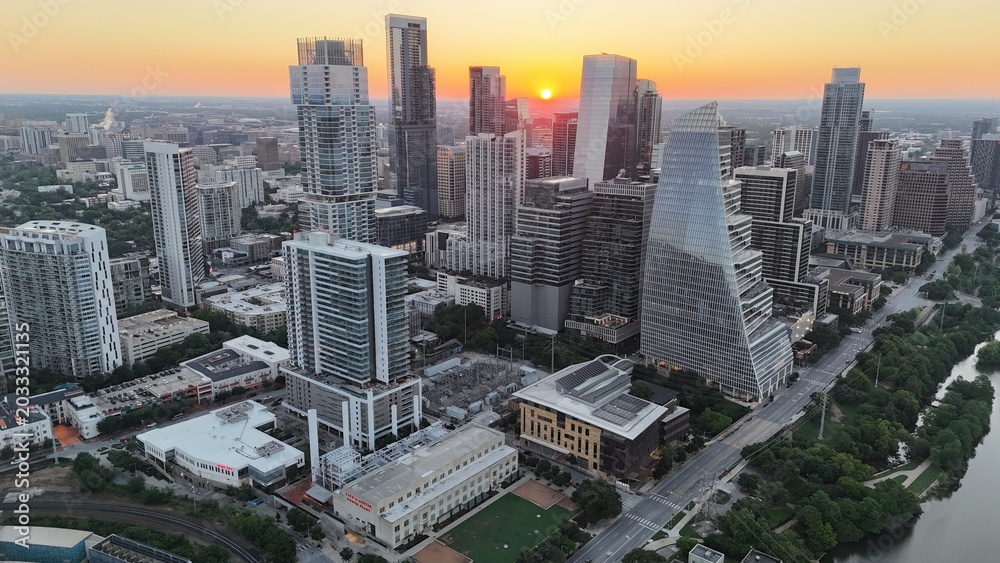 Obraz premium Downtown skyscrapers during sunrise that pops with multiple colors
