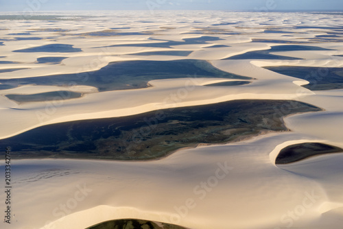 Vista aérea dos Lençóis Maranhenses com dunas brancas e lagoas naturais no Maranhão