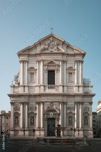 Foto Church of Sant Andrea della Valle facade and fountain under clear blue sky in Rome, Italy