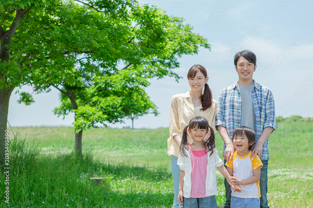 Fototapeta premium 公園で寄り添う家族のポートレート