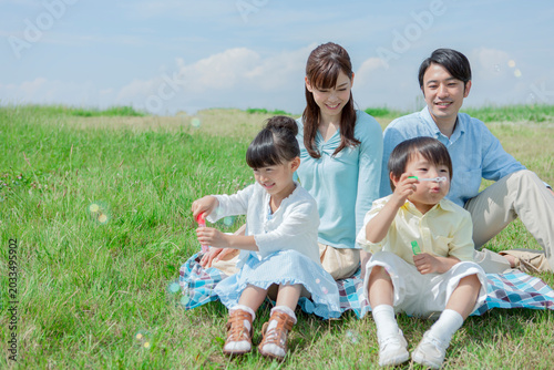 公園でシャボン玉をする家族