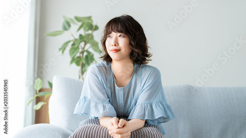 ソファでリラックスする笑顔の女性, Smiling Woman Relaxing on a Sofa