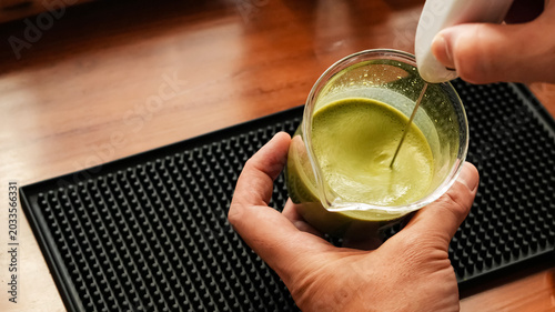 Foto Preparing Matcha Green Tea Drink