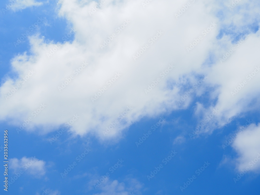 Obraz premium 白い雲と青空